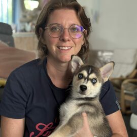 Céline Dujardin vétérinaire à domicile avec chiot Pomsky