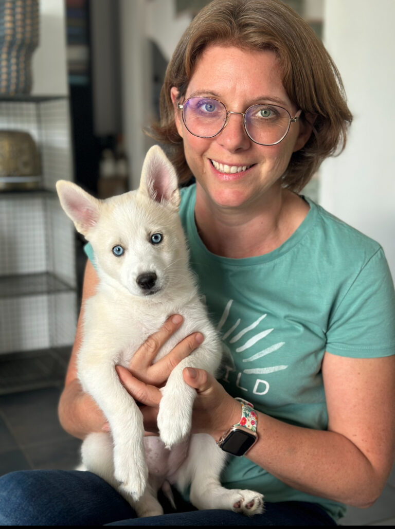 Votre vétérinaire Céline Dujardin avec un chiot dans les mains situé à Montpellier et Alentours